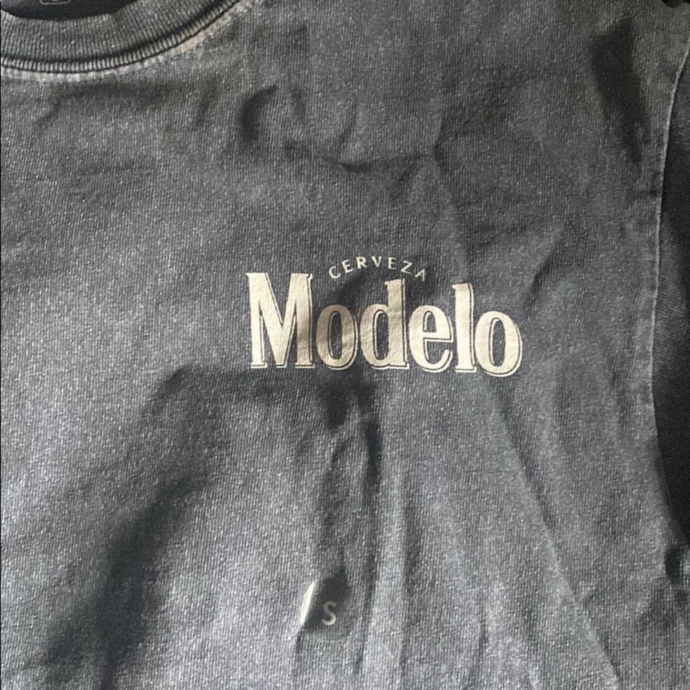 Modelo Graphic Tee